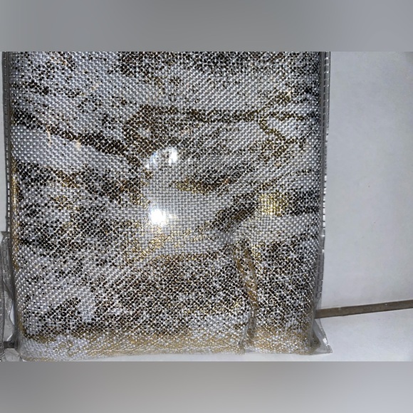 3 Packages Of 4 Each Linen and Gold Fabric Dinner Napkins - Picture 2 of 7